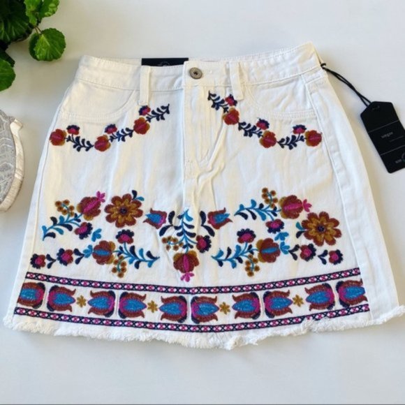Umgee | Embroidered Floral White Denim Mini Skirt High Waisted Pockets Frayed - Picture 5 of 13